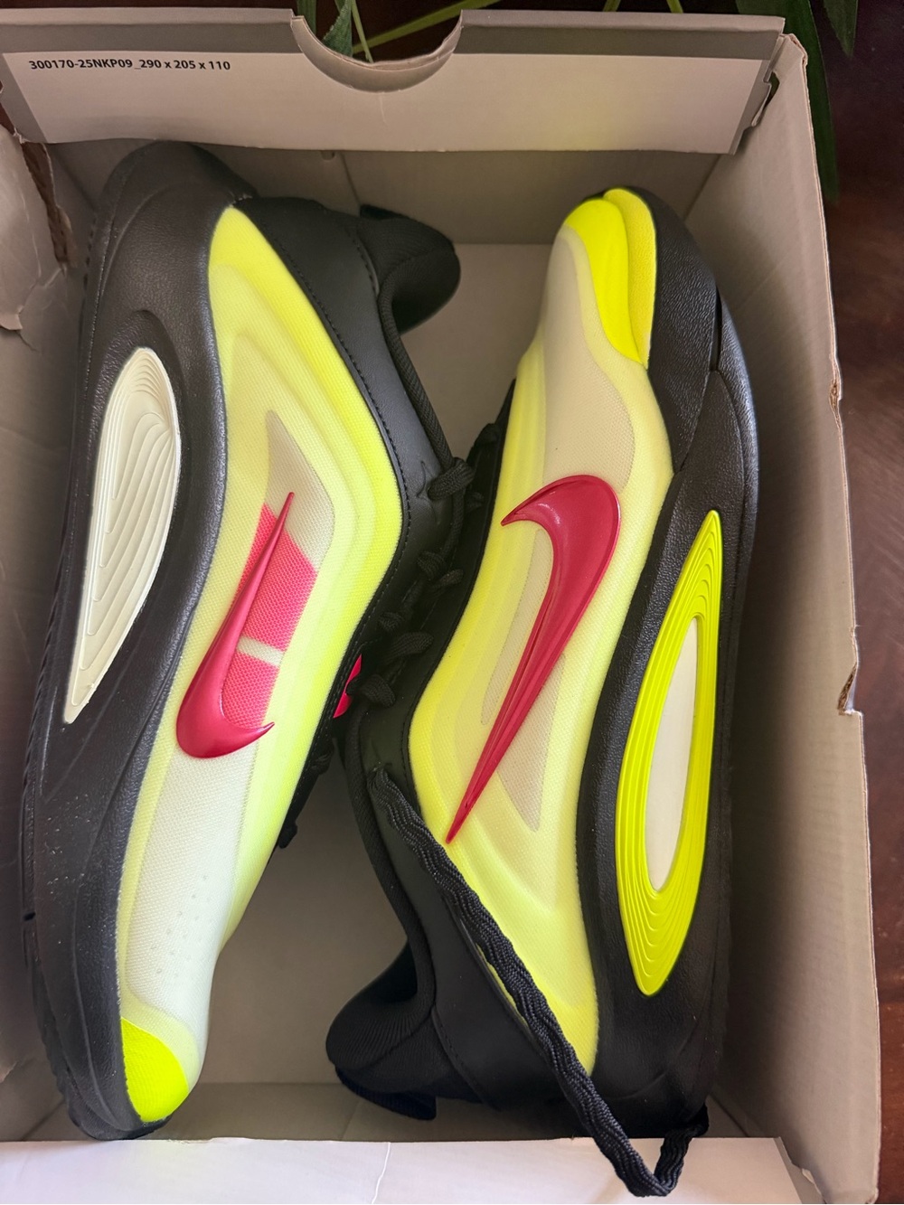 Nike Youth Neon Yellow & Pink Swoosh Sneakersi size 6 Y